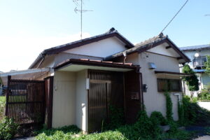 門扉のある古い平屋の住宅