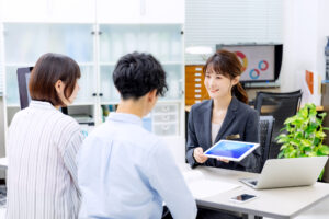 オフィスで打ち合わせをする様子