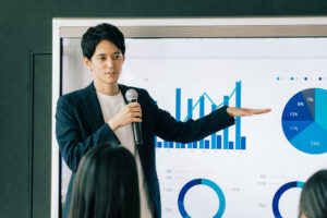 グラフを示して価格の推移を説明する男性