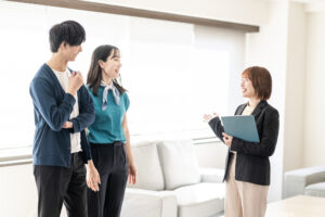 マンションの一室で説明を受ける夫婦