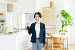 人差し指を立てて説明する女性担当者