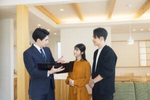 住宅の室内で説明を受ける夫婦