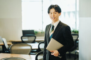 オフィスで書類を持つ男性担当者