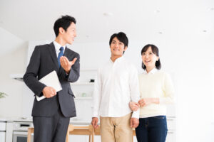 キッチンで夫婦に説明する男性担当者