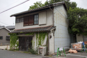 蔦の絡んだ古い木造住宅