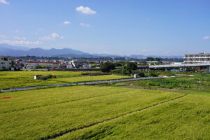 郊外の住宅地と田園の風景